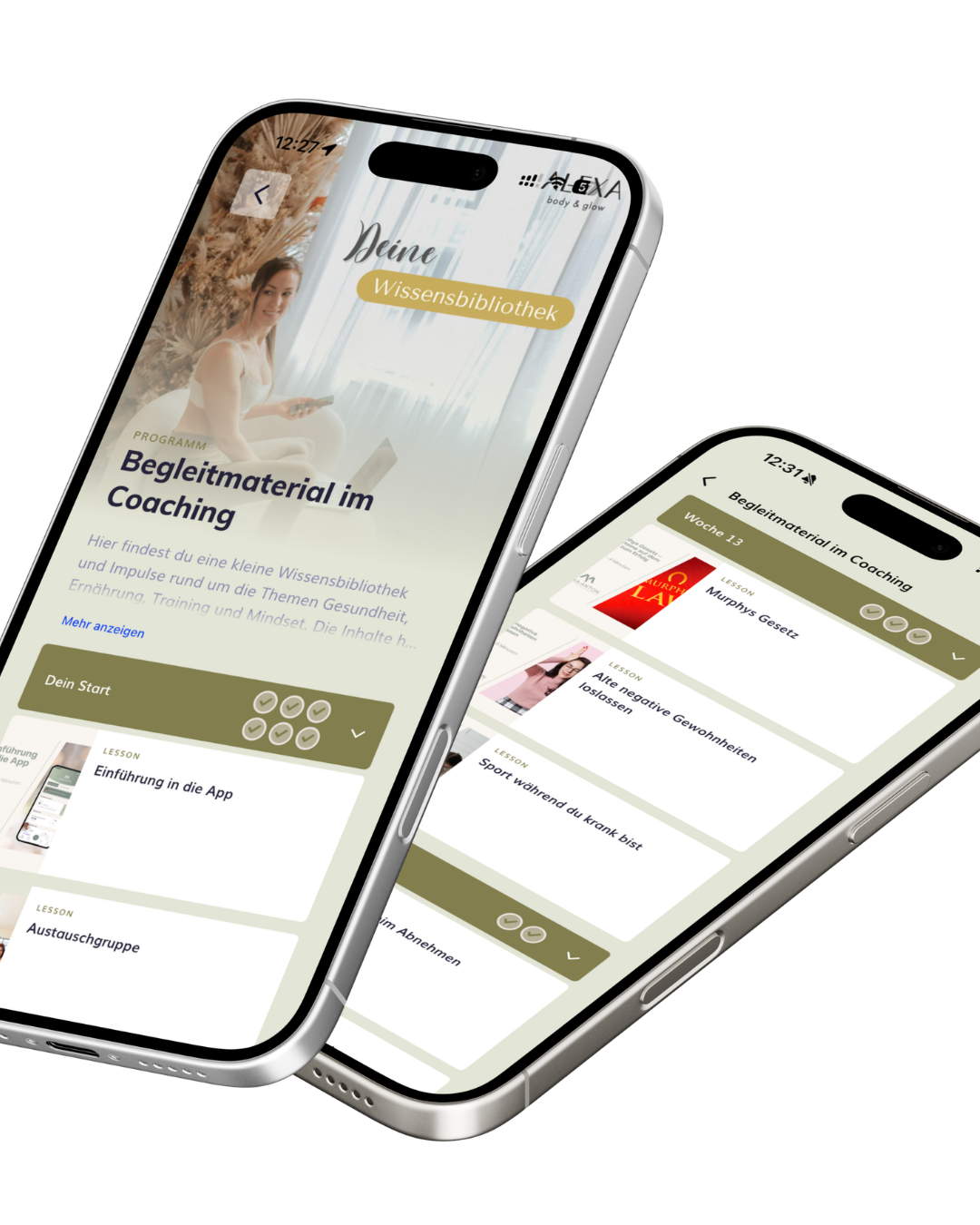 Zwei iPhone-Mockups mit der Wissensbibliothek und Begleitmaterial in der App